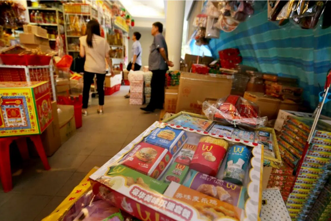 清明节祭祖的纸扎产品。（档案照片）