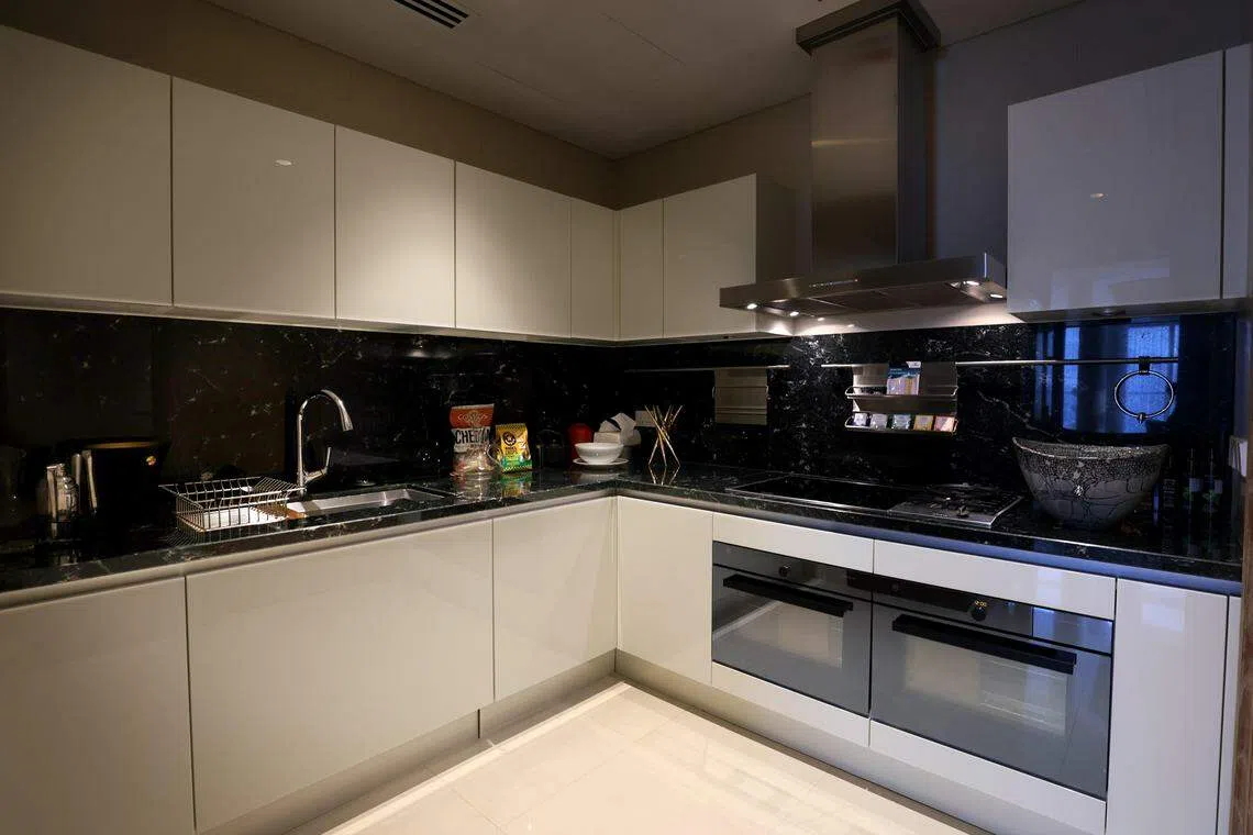 采用Poggenpohl橱柜，搭配V Zug、Miele和Sub Zero器材的主厨房。（龙国雄摄）