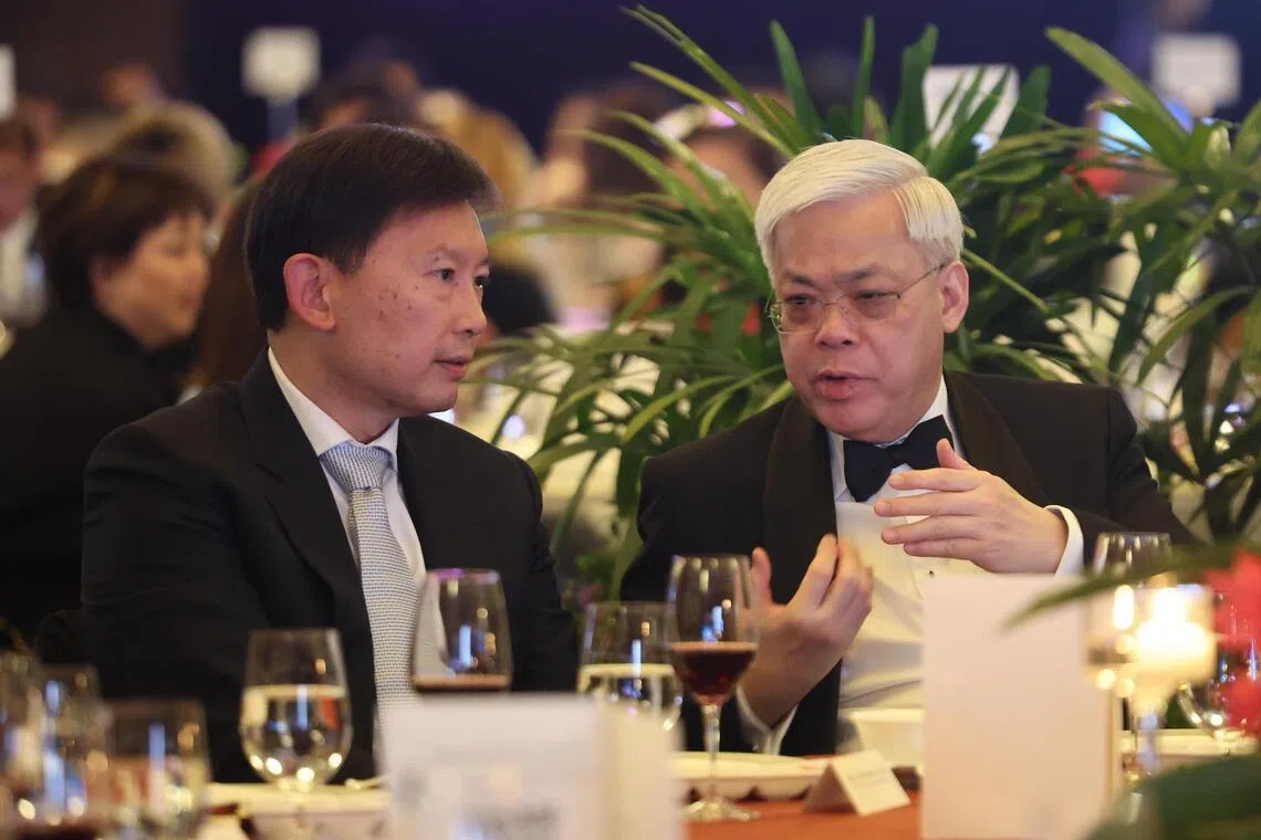 晚宴主宾国家发展部长徐芳达（左）与新报业媒体总裁陈英杰在晚宴上交流。（唐家鸿摄）