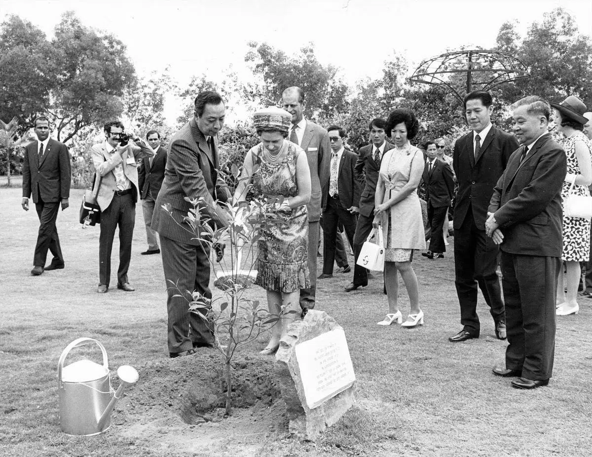 1972年2月19日，伊丽莎白女王与菲利普亲王到访裕廊镇。裕廊镇管理局公司前主席云华祥助伊丽莎白女王在裕廊山公园种植登布树苗。(档案照）