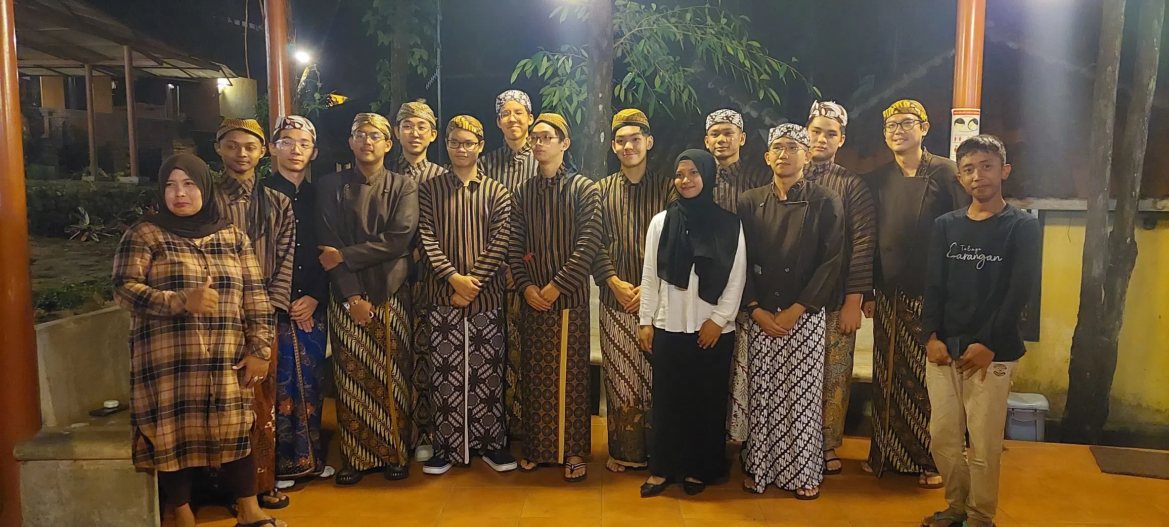 参加叙别晚会，新加坡学生入乡随俗，穿上峇迪布制成的服装。联合国已于2009年将印尼这项古老的蜡染技艺列为世界非物质文化遗产。（华侨中学张秀仪摄）