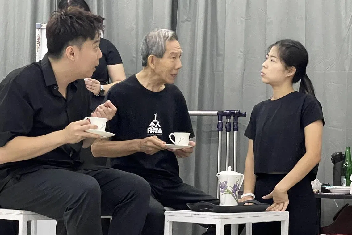 舞台剧团队聚集四代剧场工作者，为这部舞台剧增添了传承意义。图中为新生代跨界艺人游惟杰（左起）、第⼀代剧场演员杨世彬和新生代演员陈诗琪。（主办方提供）