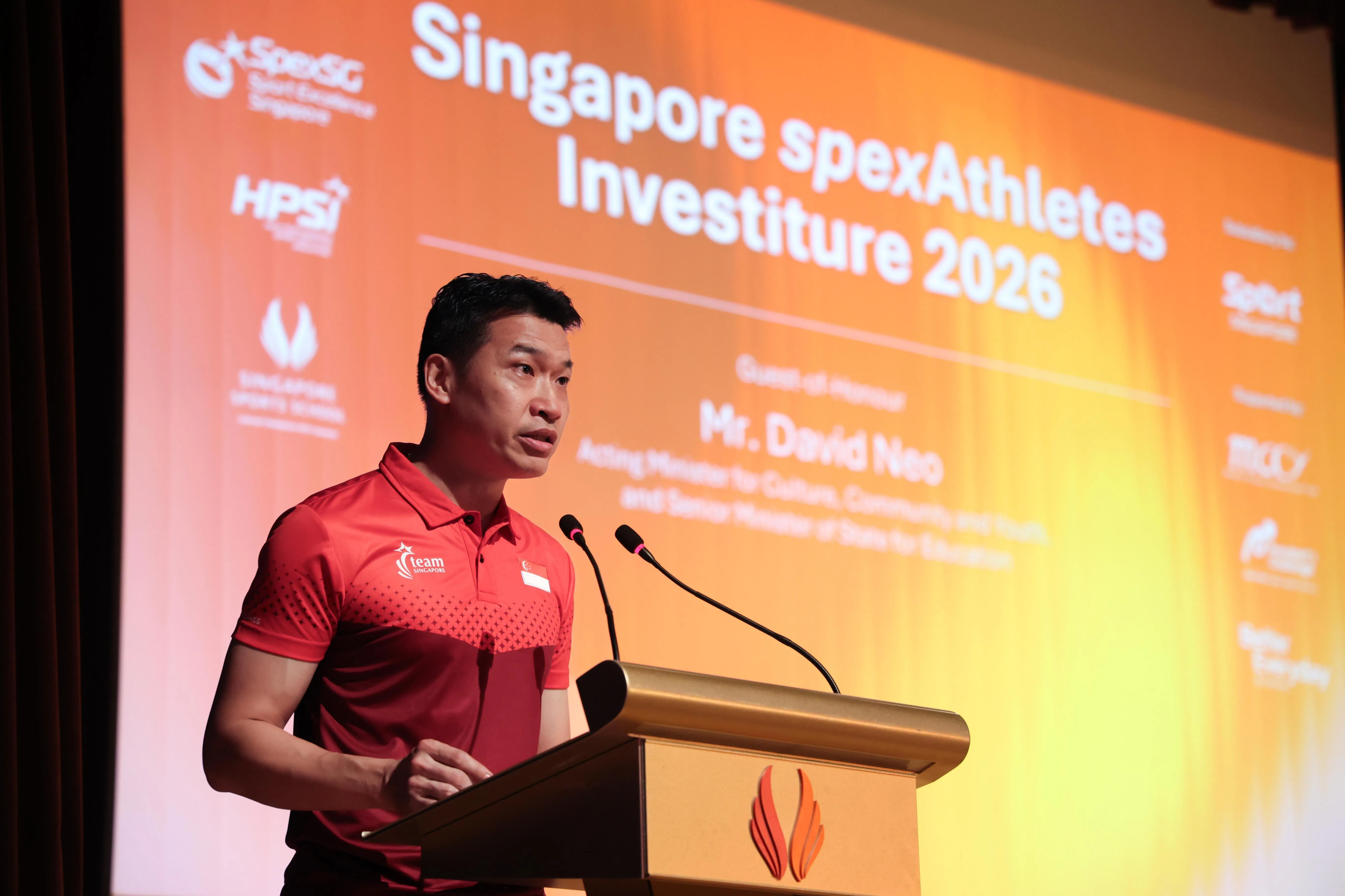 文化、社区及青年部代部长兼教育部高级政务部长梁振伟作为主宾出席并发表讲话，随后为运动员们颁奖。（关俊威摄）