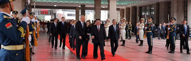 朝中社公布朝鲜最高领导人金正恩星期二（9月2日）下午乘专列抵达北京的照片，显示中共政治局常委蔡奇（前排左一）、中国外交部长王毅等（前排左三）到火车站迎接金正恩（前排中）。（路透社）