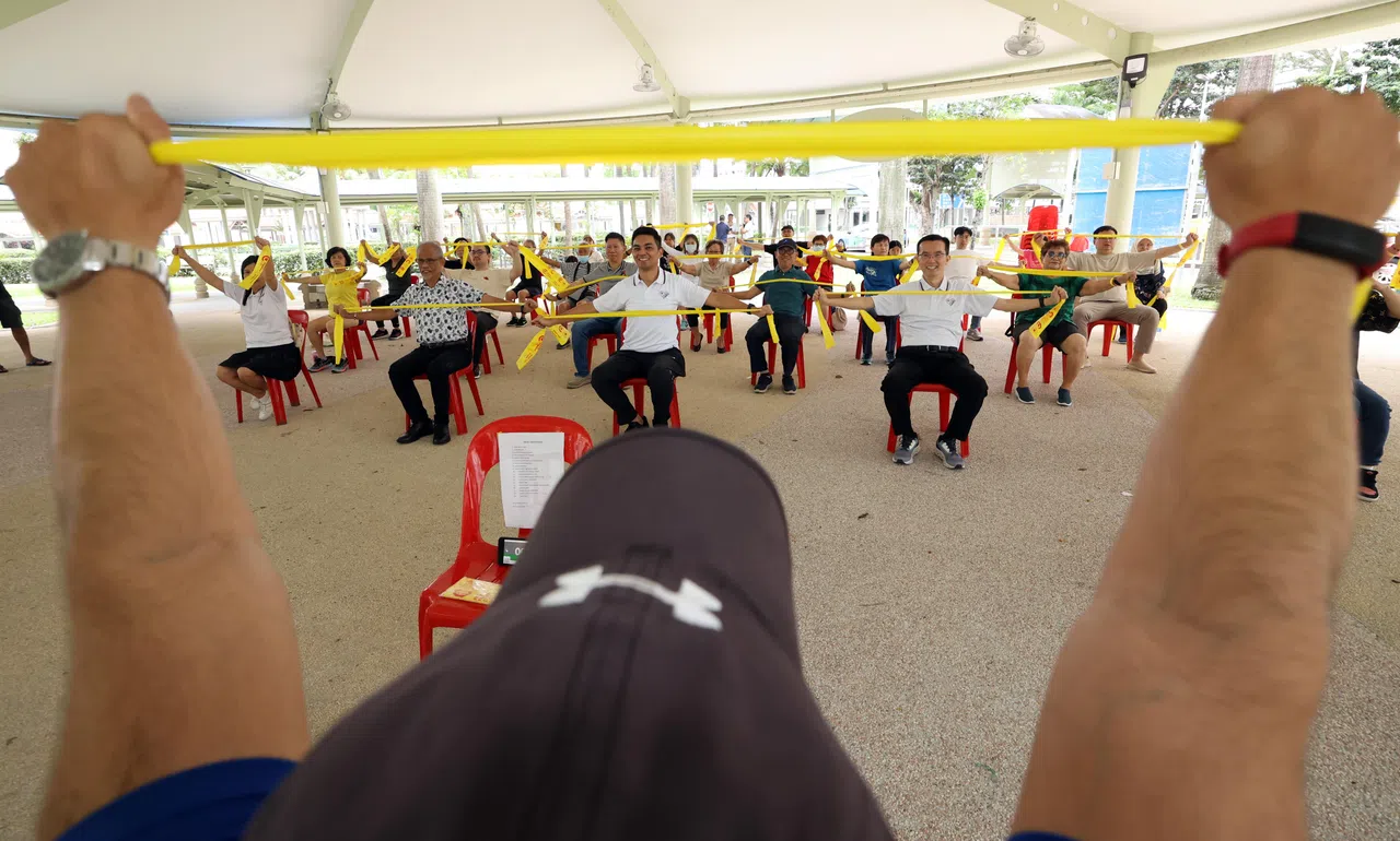社区义工每个星期都会带领居民运动，简易的几组动作让他们在家中也能锻炼身体。（邝启聪摄）