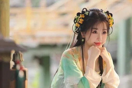 中国顶流女星虞书欣近年屡屡爆出负面新闻，家族企业也卷入逃税风波。她爸爸虞丕杰先前控告一名高三未成年学生侵害名誉，最近法院作出正式判决，不只败诉，还要倒贴案件受理费用，他也遭质疑选择起诉未成年学生而非其他大咖博主，是刻意回避家族资产问题。