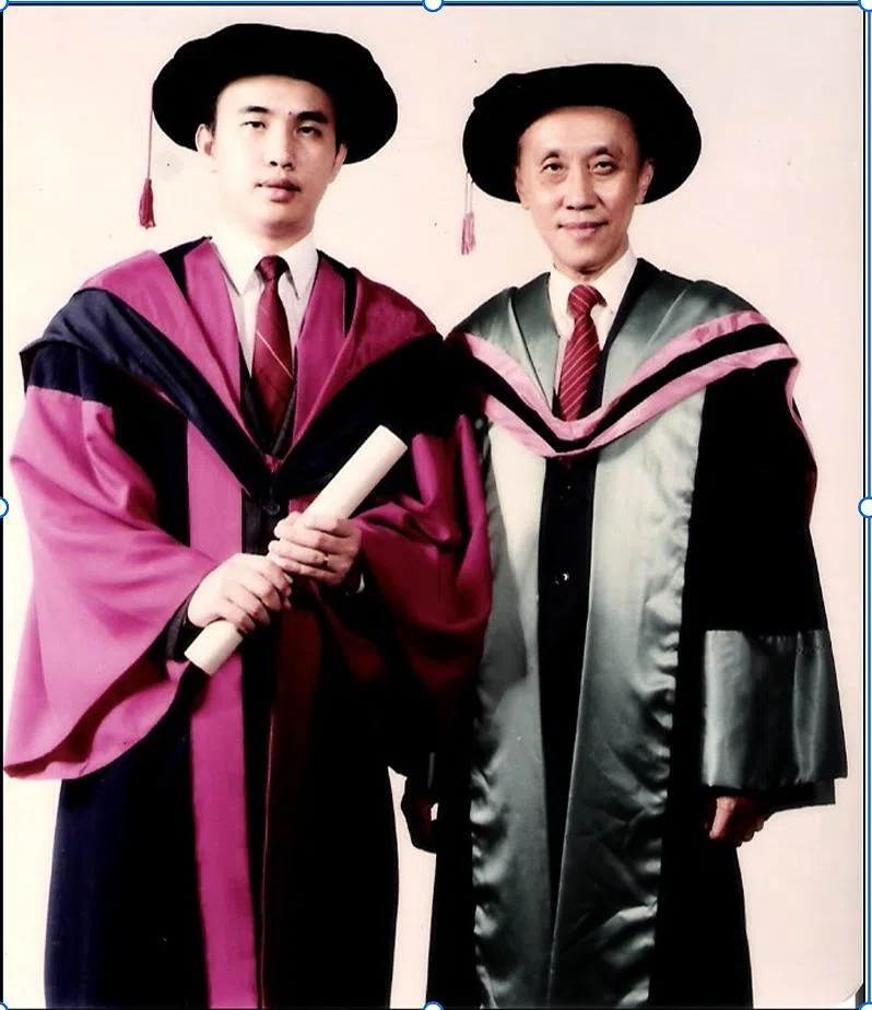 1987年，林诗晖考获医学硕士（内科）时，与父亲林徐典教授合照。（受访者提供）