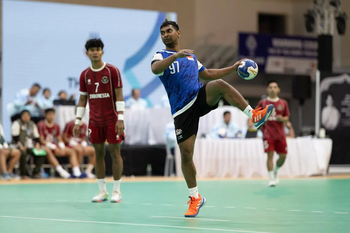 我国的拉菲（中蓝衣）是本场的得分王，砍下了全场最高的六个进球。（新加坡全国奥林匹克理事会提供）