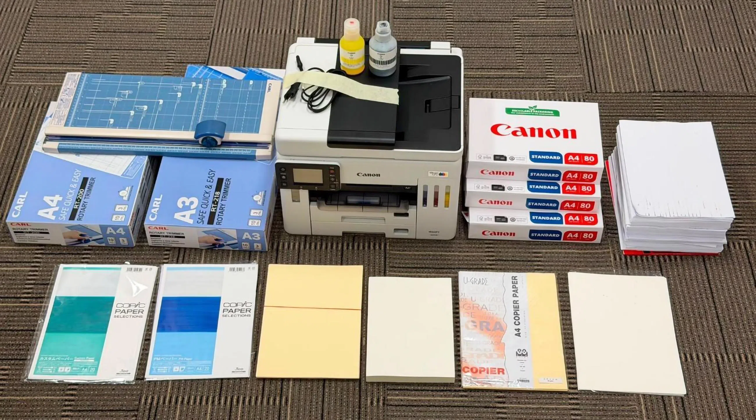 警方过后搜查酒店房间，从中发现疑似用于伪造钞票的工具。（新加坡警察部队提供）