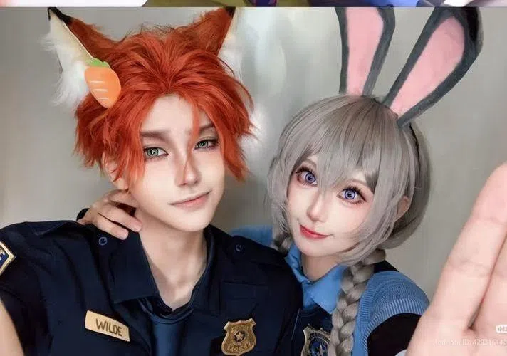Coser们复刻尼克和朱迪的经典动作。