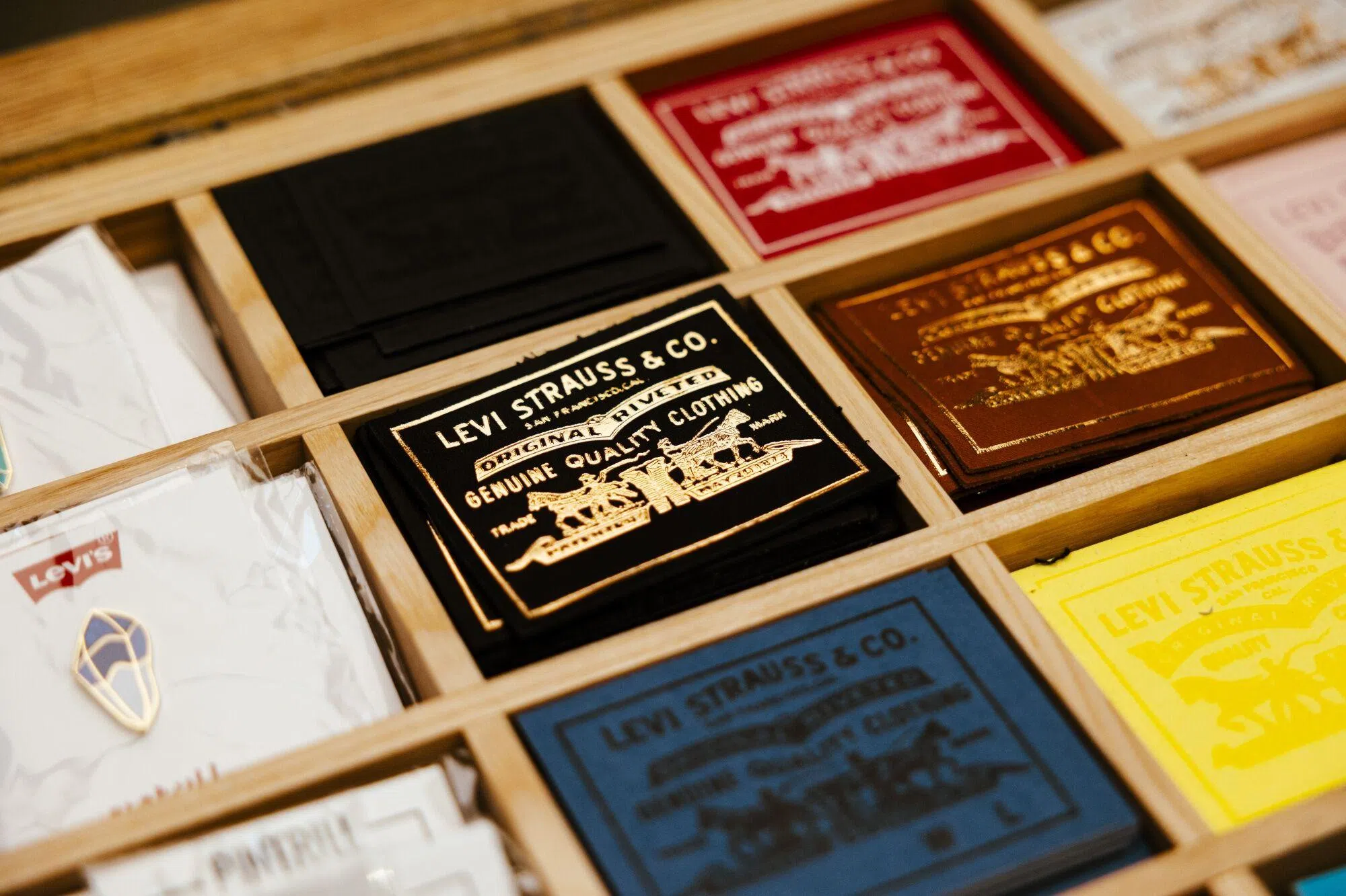 在本季度里，李维斯在直销给消费者的渠道中，已经开拓更多产品。牛仔裙、连衣裙和上衣等商品的销售额均增长19%。（彭博社）