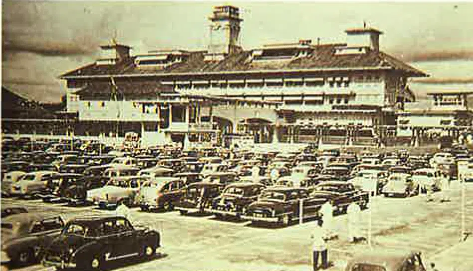 第一次世界大战后，旧跑马埔一带发展蓬勃，马场便在1933年搬到武吉知马路，马场外停满许多名贵汽车。那时进马场的都是达官贵人，后来为了避免式微和增加收入，才开放售票让公众进去马场。（档案照片）