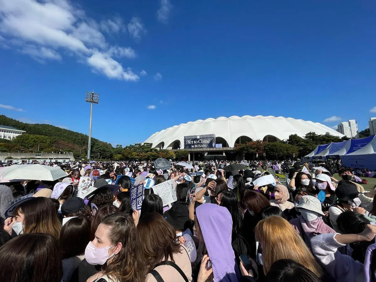 演唱会场地外人山人海。（林亿苗）