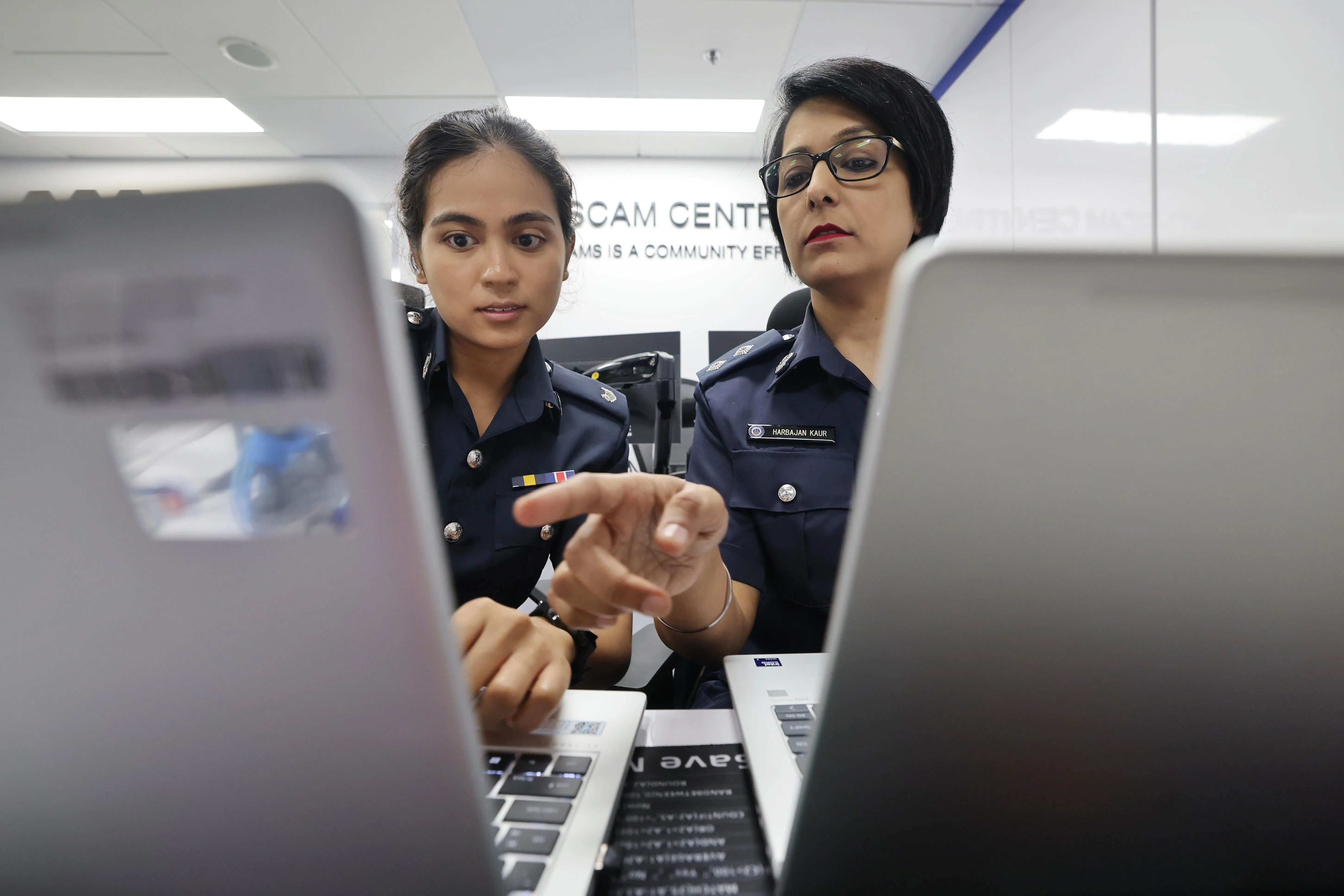 网络指挥处整合了警方打击诈骗与网络犯罪的行动、调查及情报资源，提升了团队的协同应对效率，并强化了与外国执法机构的合作。（唐家鸿摄）