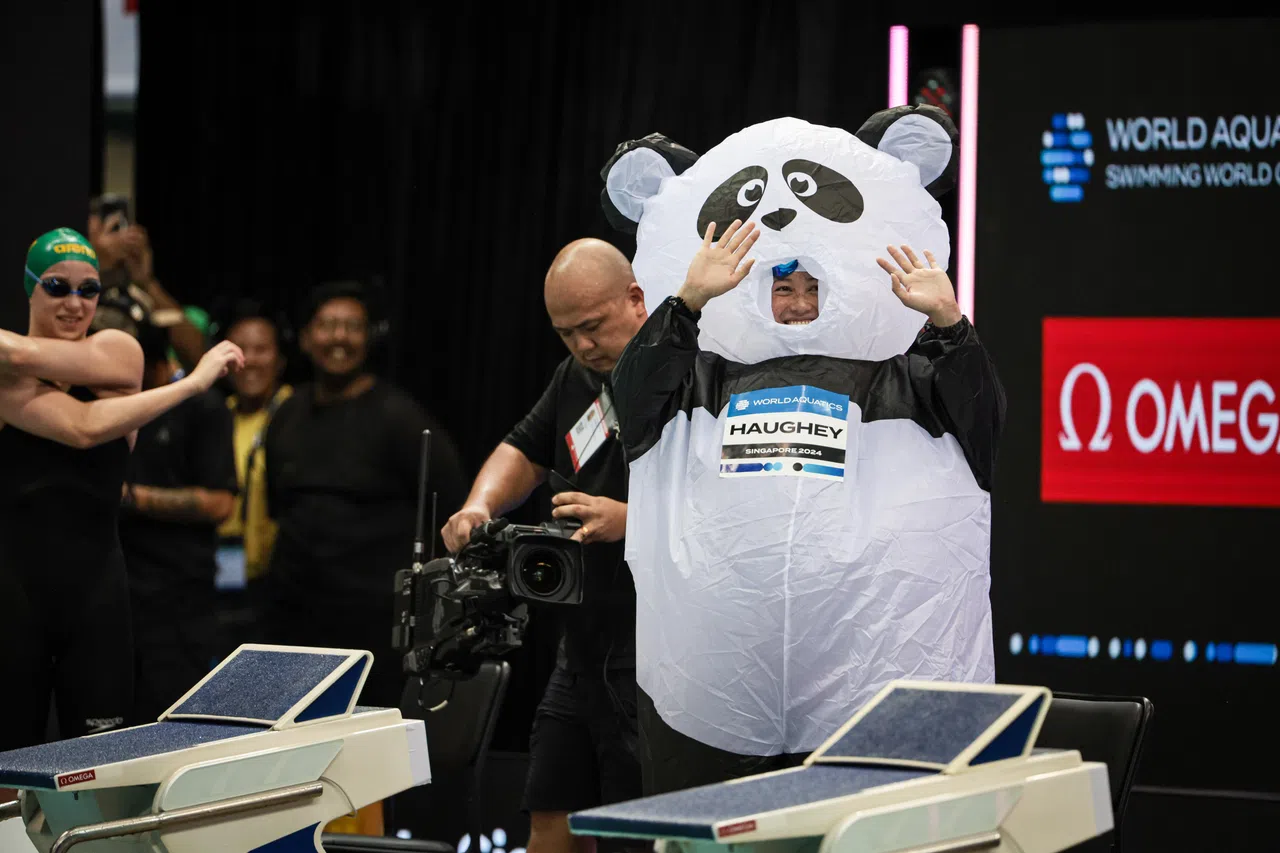 女子50米自由泳开始前，香港泳手何诗蓓配合万圣节特地以熊猫打扮亮相。（张俊杰摄）