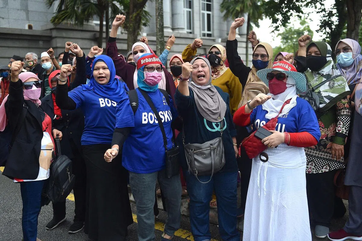 纳吉支持者身穿有Bossku（意为“老板”）字样的T恤衫为他声援。（法新社）