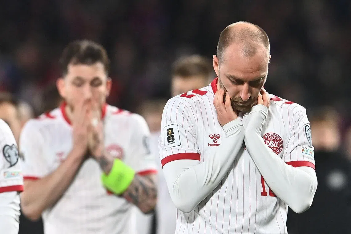 丹麦长期中场核心埃里克森（右）近年来影响力渐减，图为他在球队败给捷克后难掩失落。（法新社）