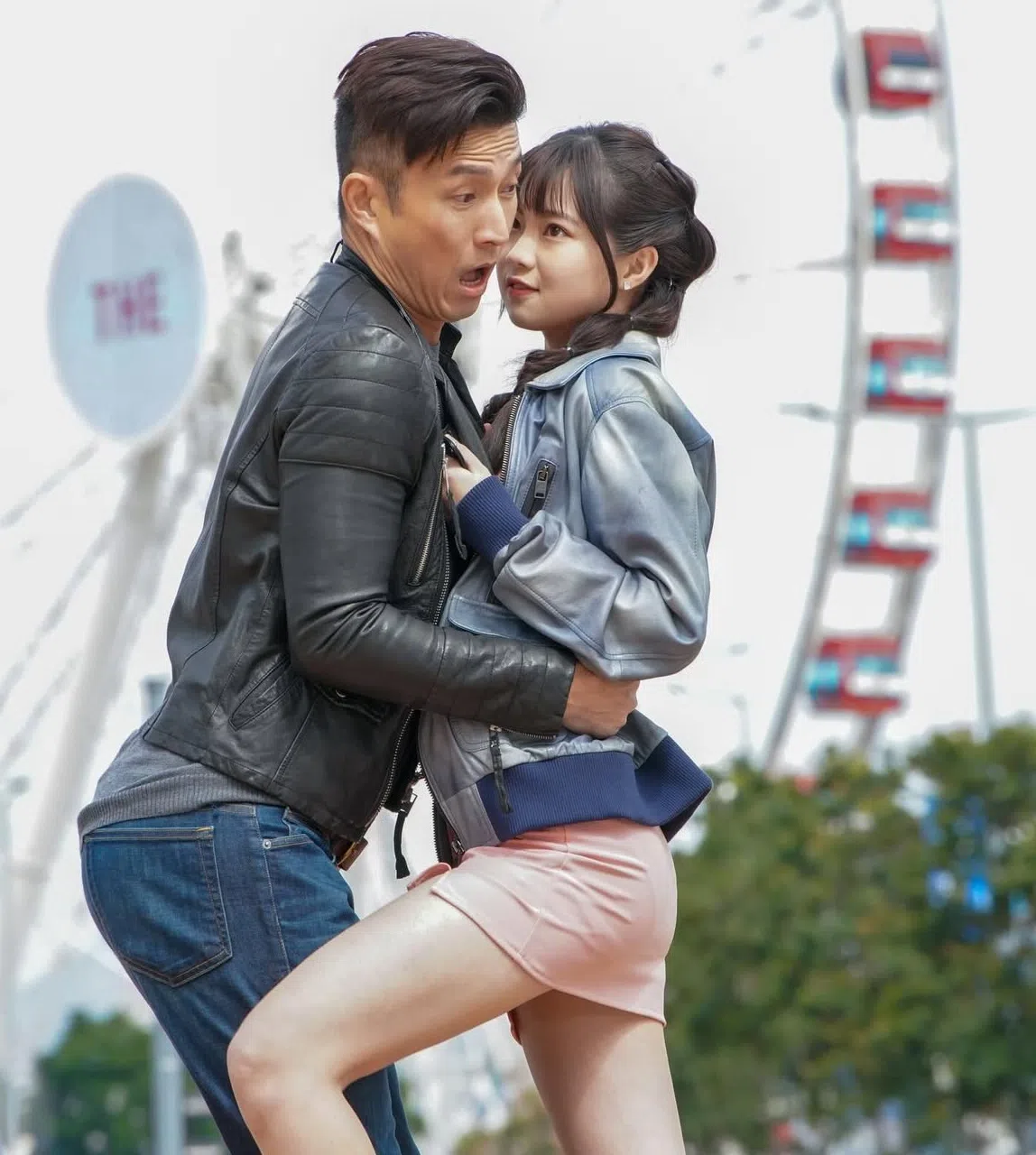 陈山聪（左）饰演区明妙的监护人，剧中区明妙疑似暗恋他，两人上演一段搞笑的亲密戏。（取自艺人IG）