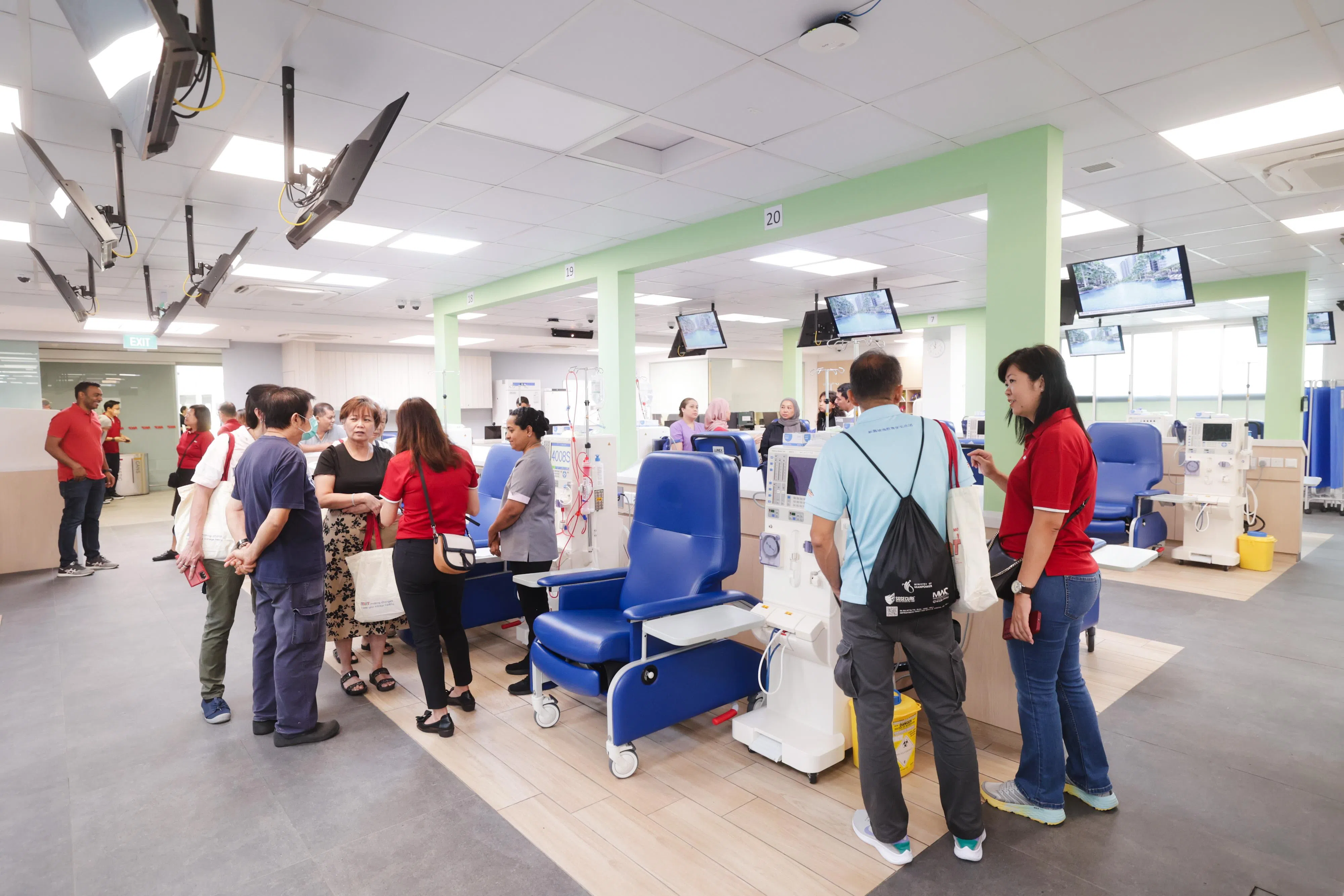 全国肾脏基金会在武吉巴督的新洗肾中心正式开幕，规模更大，可为更多居民提供服务。中心设有35个洗肾站，可服务210名病患，比旧中心增加了20个洗肾站。（蔡家增摄）