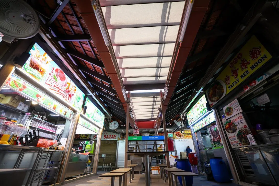 一些档口之间的用餐区添加了遮篷，解决了下雨天雨水渗透导致座位不能坐的困扰。（林明顺摄）