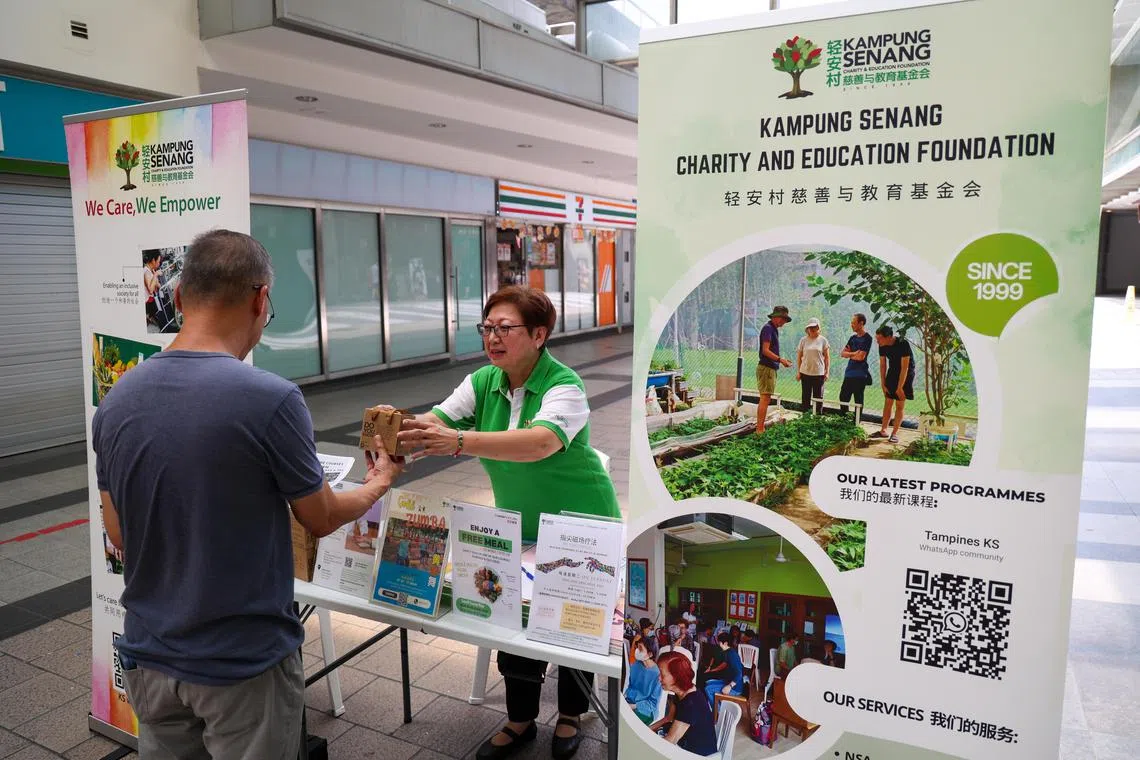 今年1月，轻安村慈善与教育基金会在淡滨尼地铁站设摊，向更多公众介绍这个组织，使善举可持续发展。（林明顺摄）