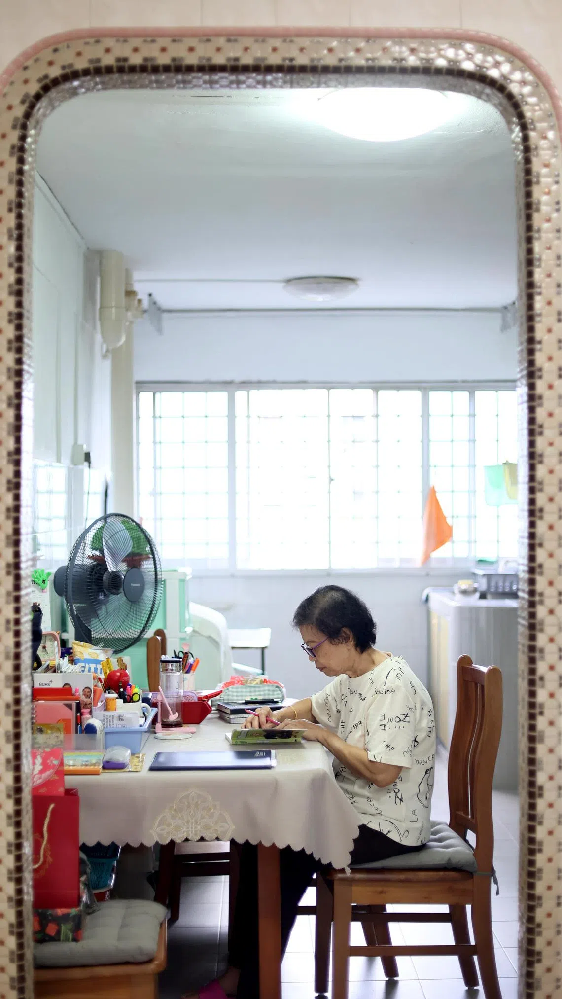 自己一人在家时，杨玉算喜欢玩单词搜索游戏打发时间，训练眼力与观察力。（龙国雄摄）