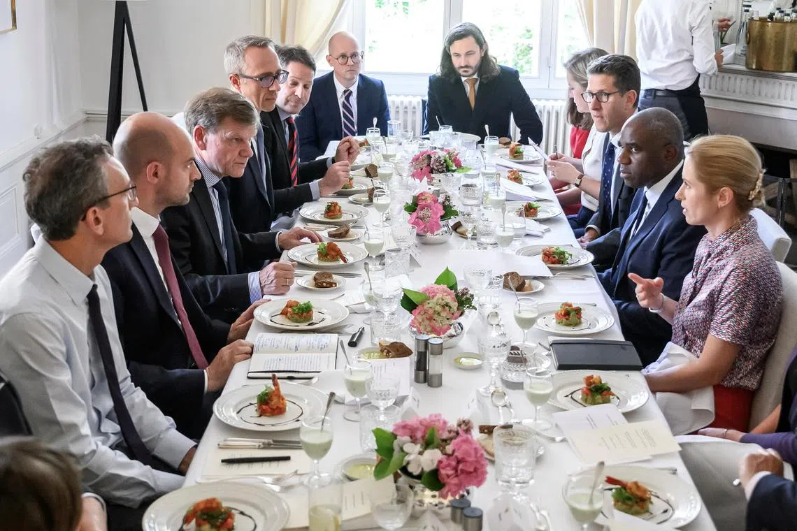 6月20日，到日内瓦开会的英国外交部长拉米、法国外长巴罗、德国外长瓦德富尔及欧盟外交与安全政策高级代表卡拉斯出席午餐会。（路透社）