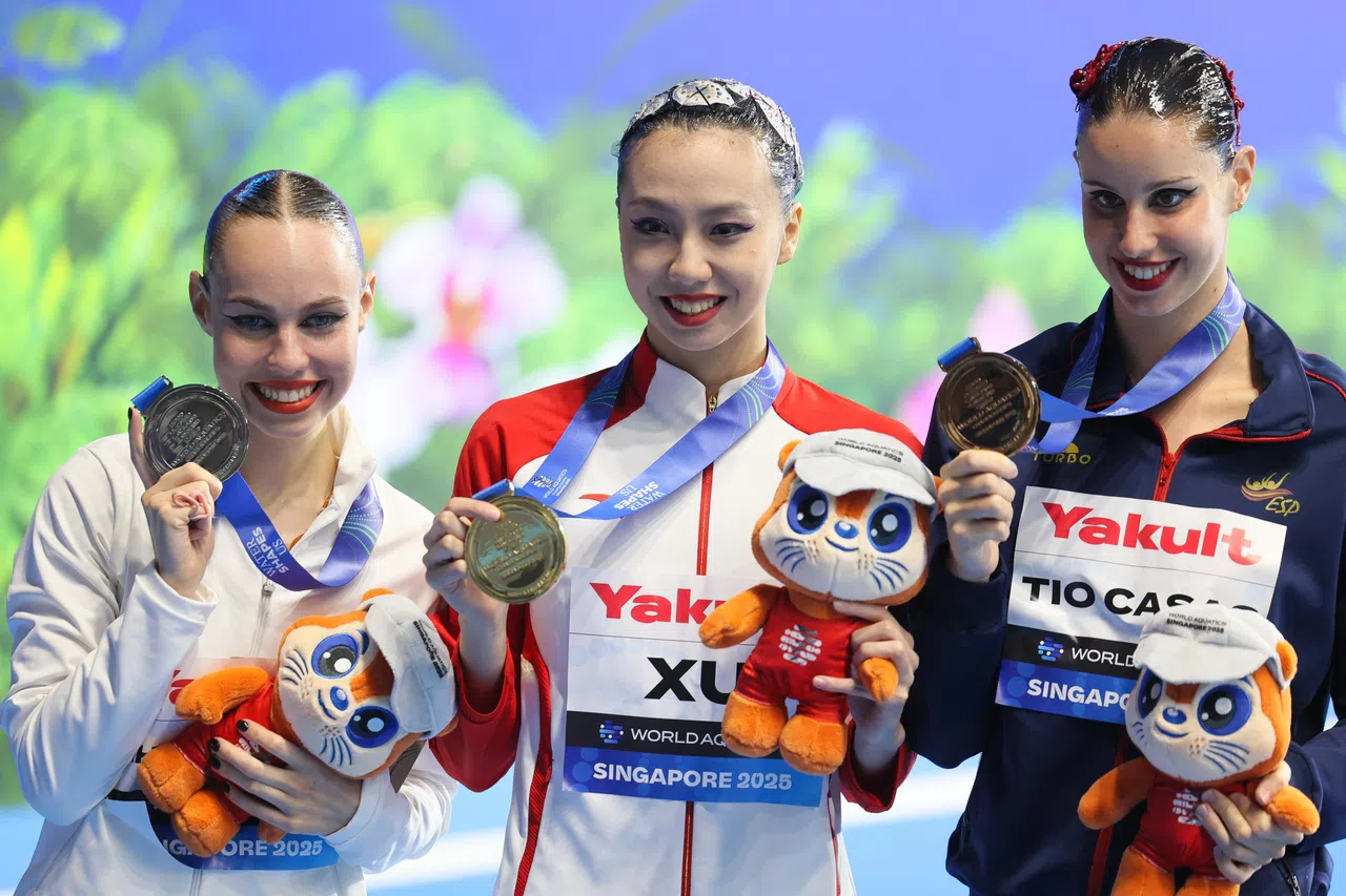 徐汇妍（中）以超过12分的巨大优势，夺得女子单人技术自选金牌。获得银牌的白罗斯女将瓦西里娜（以中立选手身份参赛，左）和获得铜牌的西班牙选手伊利斯之间，则只有0.2499分的差距。（张俊杰摄）