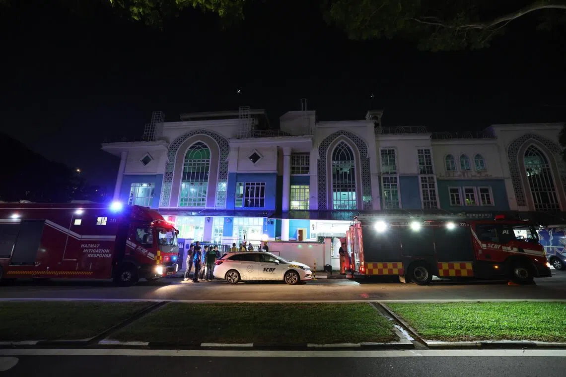 这起事件发生在24日下午约5时20分，新加坡警察部队接获报案，指回教堂收到一个可疑包裹，一人因呼吸困难送院。（梁麒麟摄）