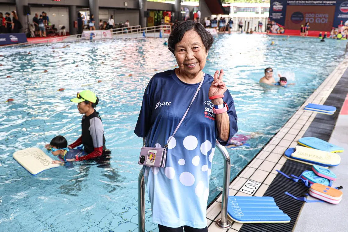 79岁的廖洁蓉是参加60人100圈纪念性游泳活动的最年长者。（关俊威摄）