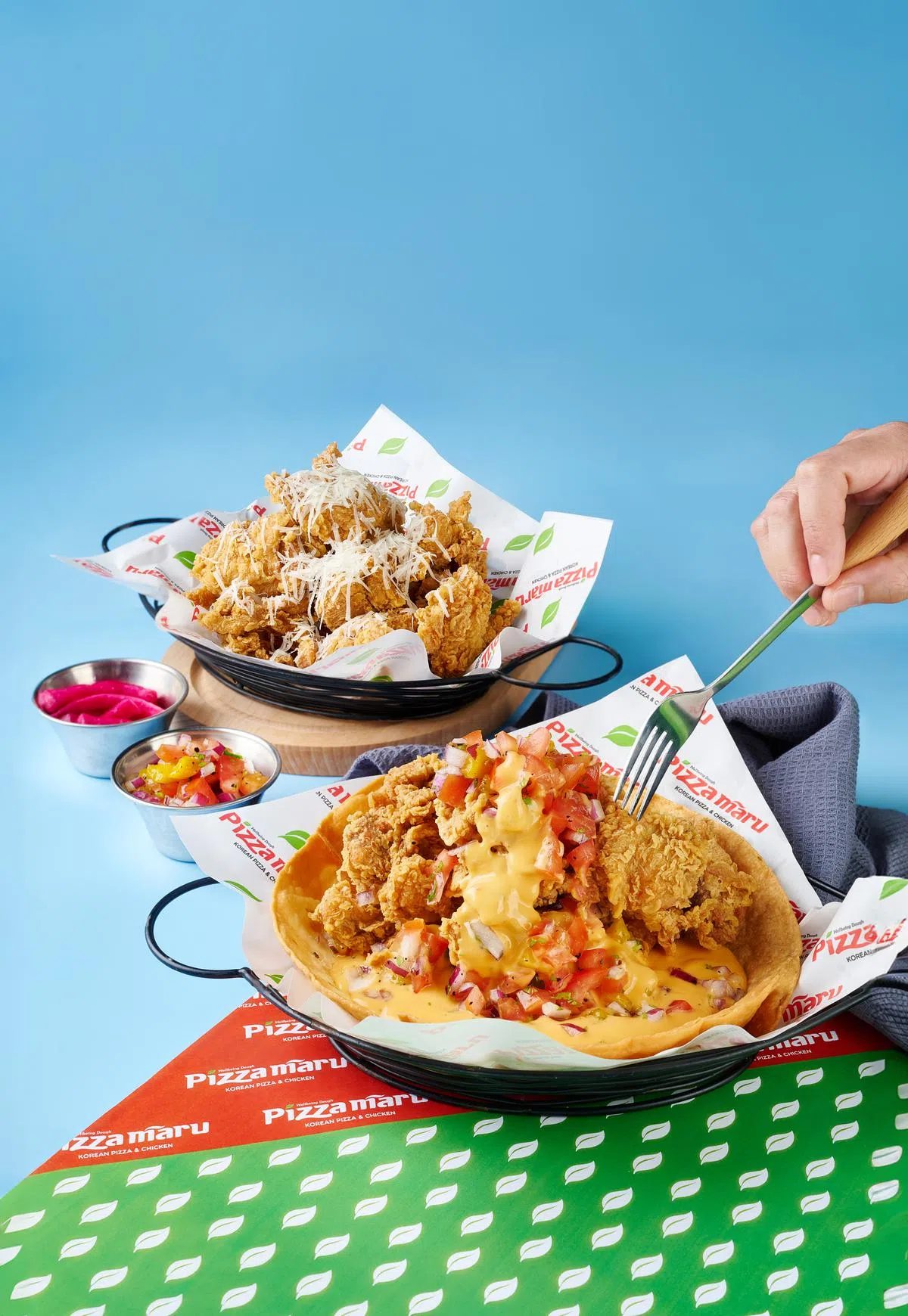 Pizza Maru将墨西哥玉米饼铺在碗底，再倒入炸鸡块，创意十足。（餐馆提供）