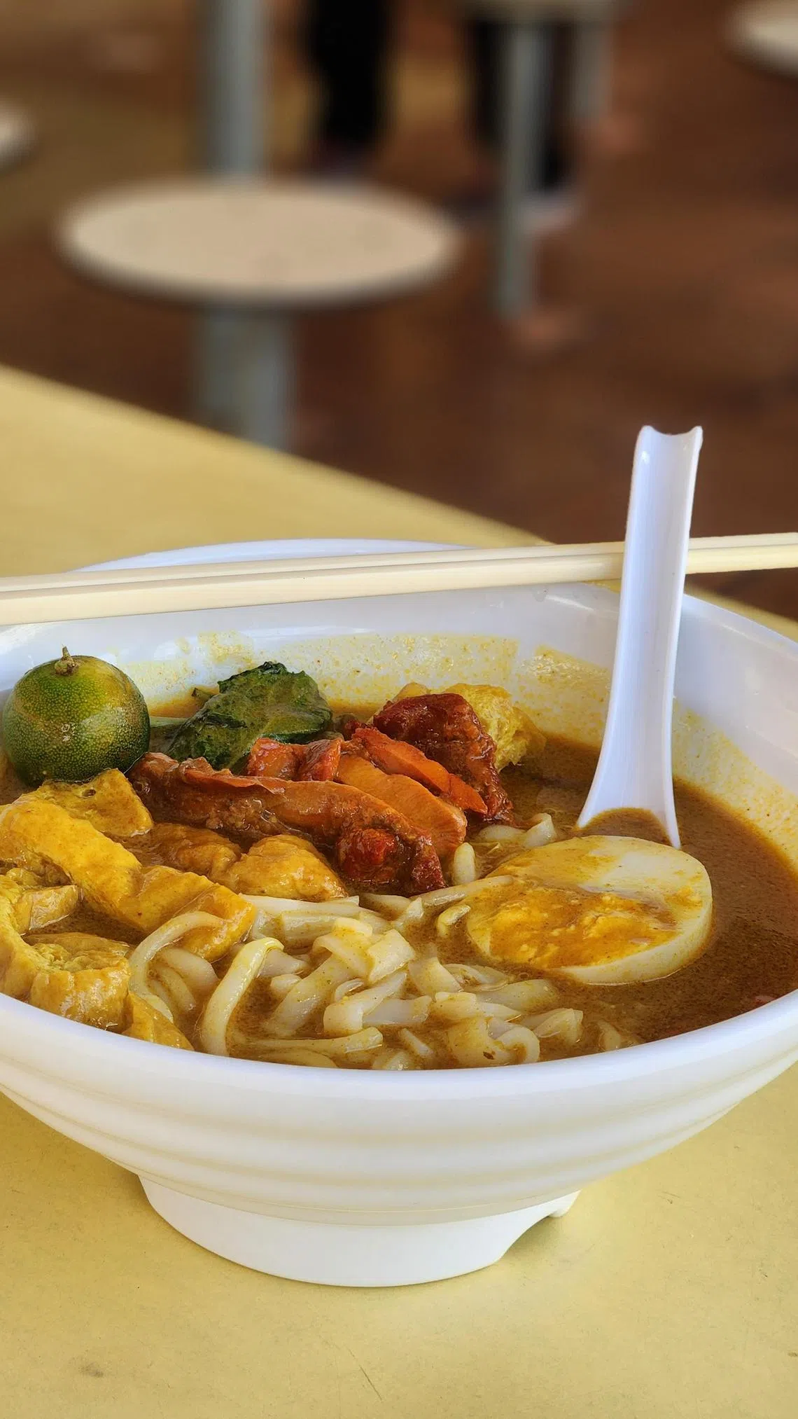 Masala Curry Mee的自创版本咖喱面食材多，咖喱汤风味足。（陈爱薇摄）