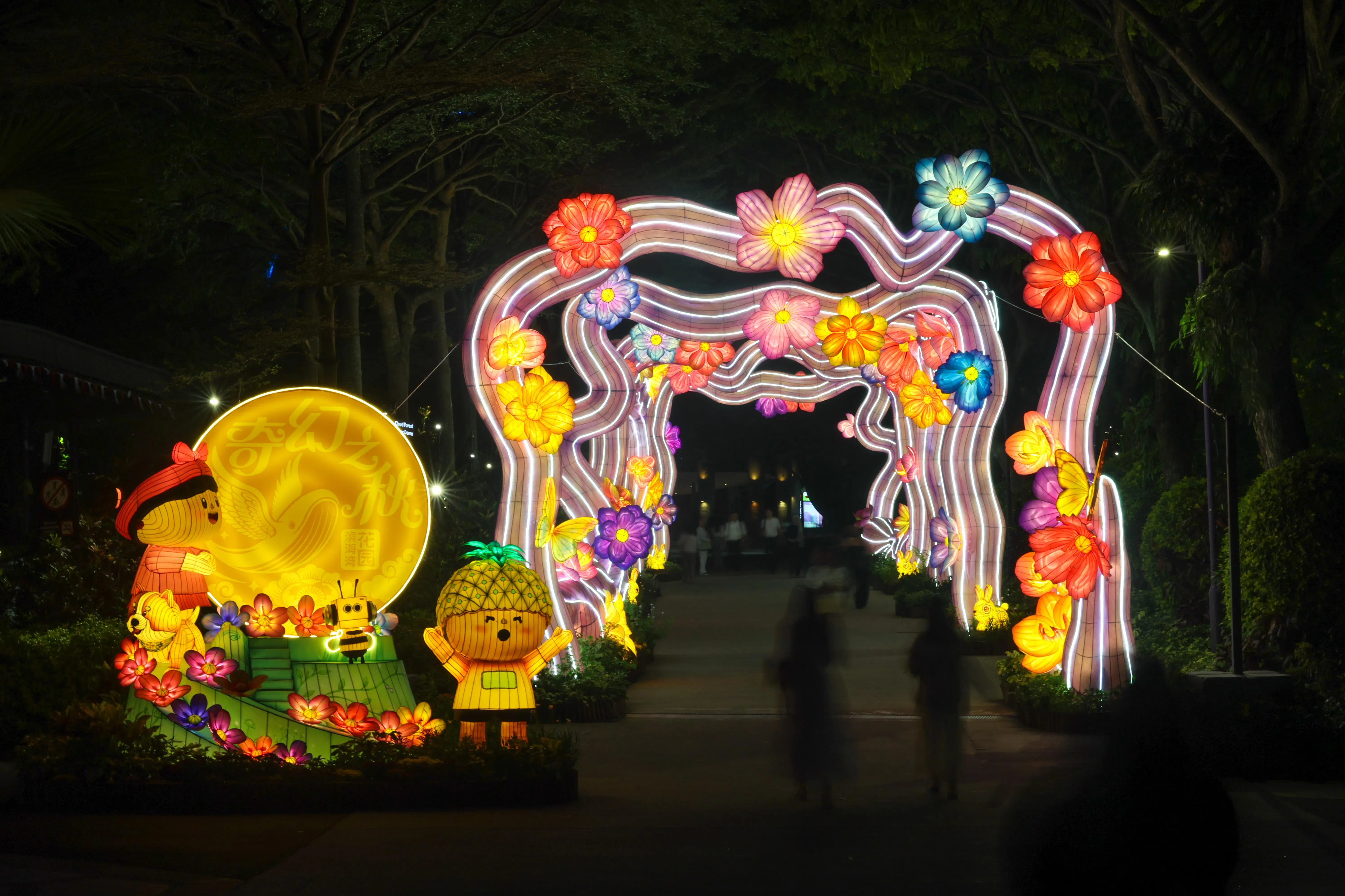 访客能穿越《奇幻之径》花架，走入园中。（张俊杰摄）