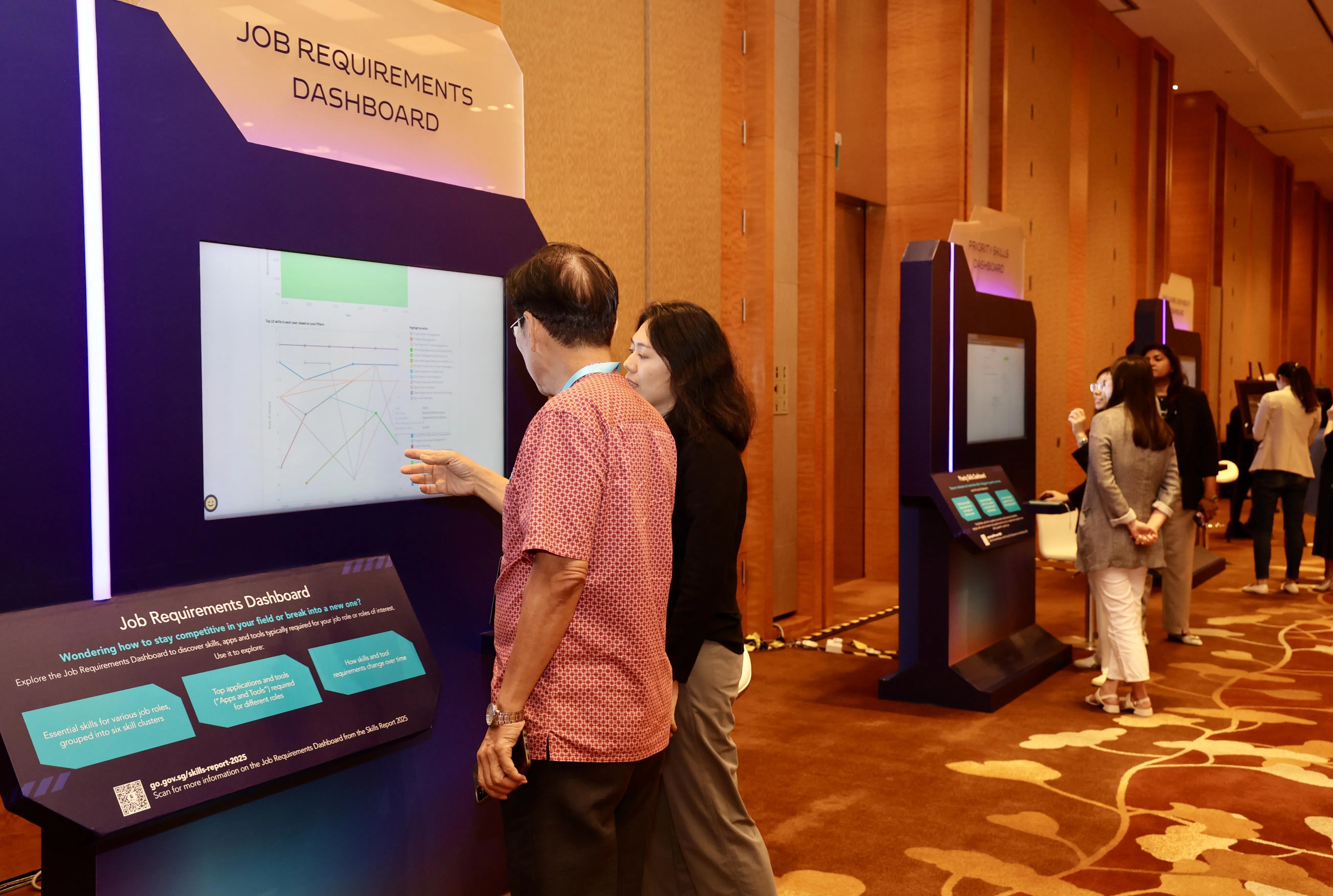 精深技能发展局推出职业与技能网站，公众可利用这个一站式网站的数据仪表板，根据个人需求搜寻职业和技能趋势信息。（邬福梁摄）