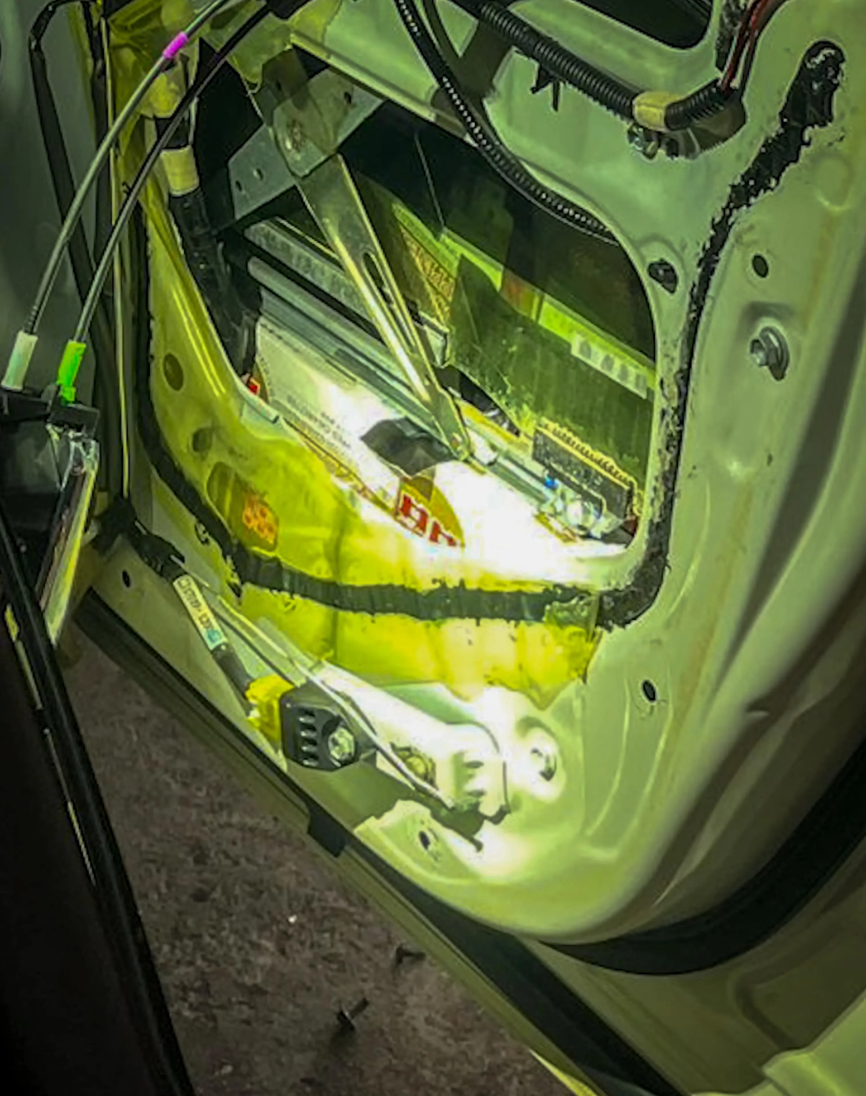 田世豪在移民局的脸书视频中看到自家的丰田Harrier休旅车，被改装后用来走私香烟入境新加坡。（取自移民与关卡局脸书）