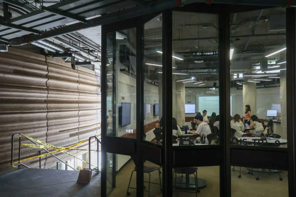 南大校园内部分区域拉上了封锁线，以防旅客闯入，影响学生上课。（蔡家增摄）