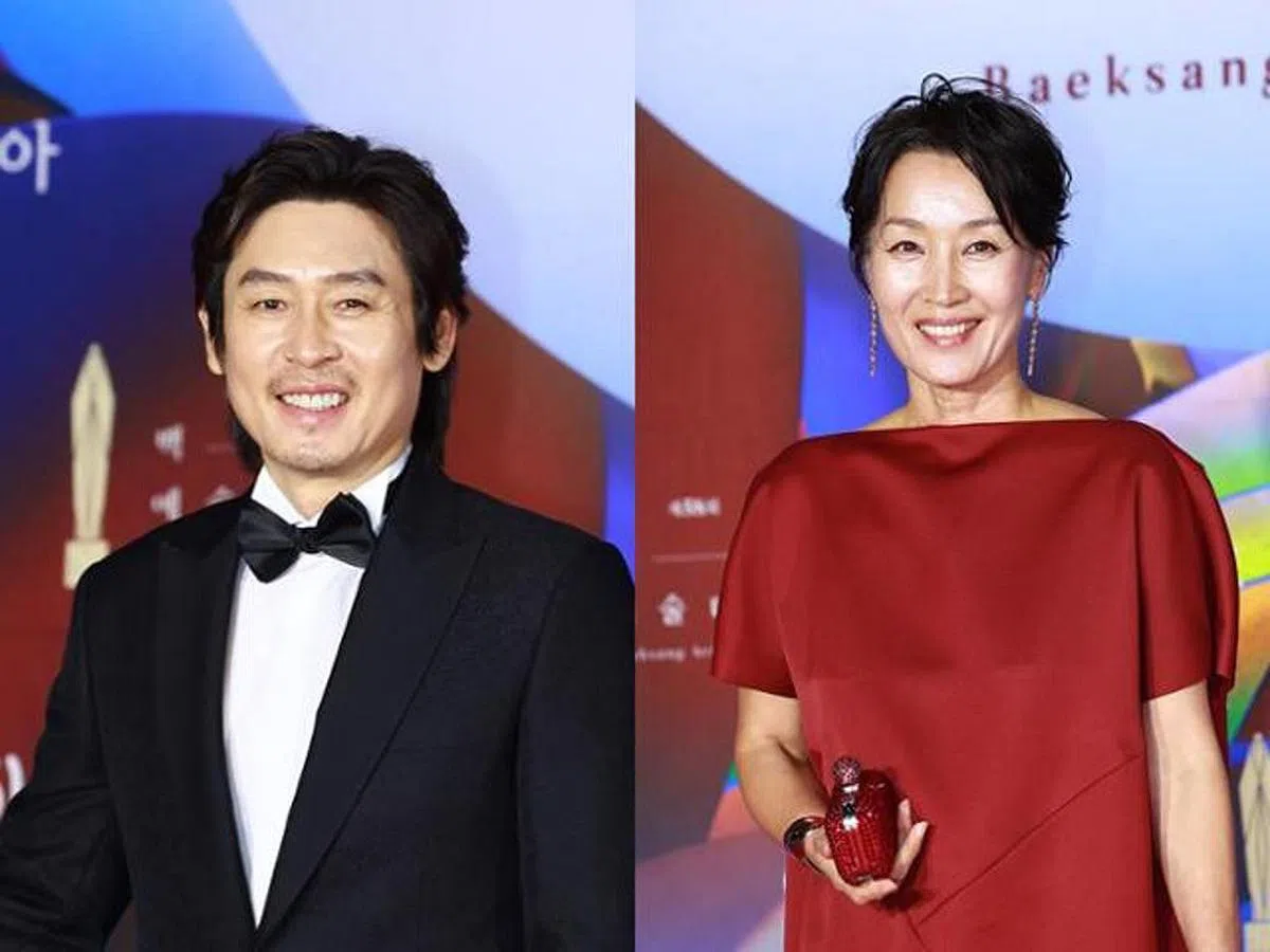 薛耿求（左）、李慧英夺百想影帝后。（互联网）