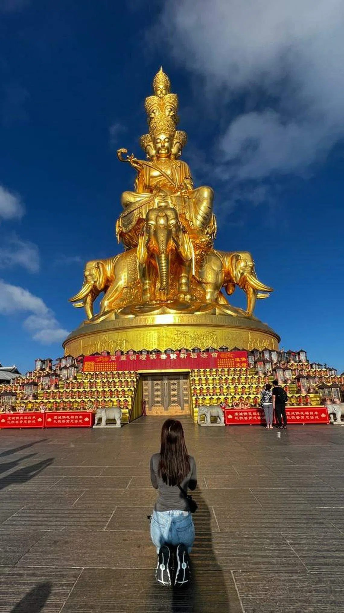 马艺瑄在普贤菩萨金像面前涌上许多感触，忍不住流泪。（马艺瑄提供）