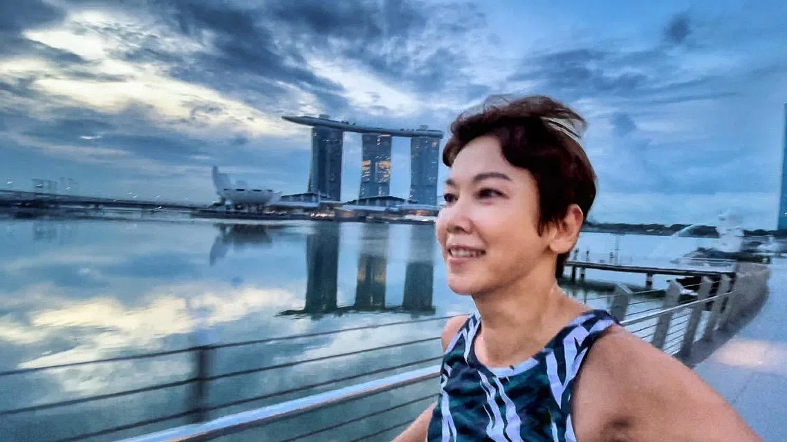 钟琴的日常跑步，从迎风踏光开始，一路奔向滨海湾。（受访者提供）