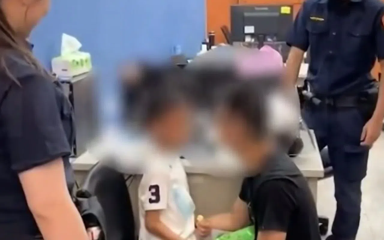 在台湾警员的协助下，男童在10分钟内与父亲就顺利团圆。（互联网）