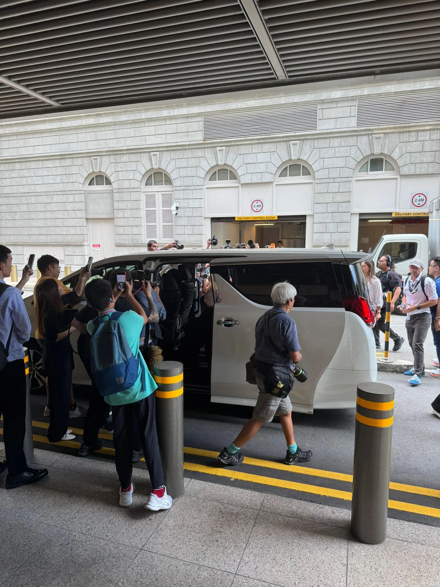 易华仁于早上约11时34分离开高庭，对逾30名守候在外的媒体记者说：“现阶段不会做出任何评论”，随后便乘车离开。（陈渊庄摄）