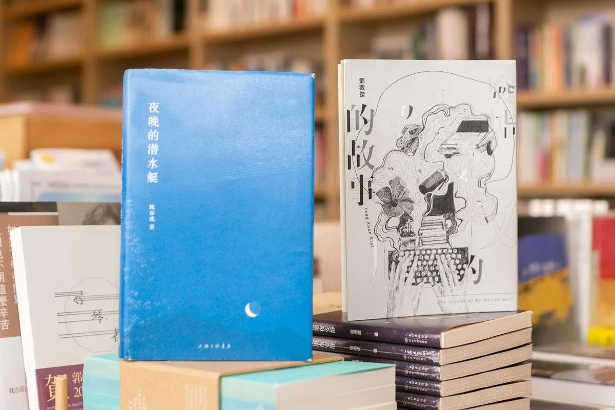 这次我们聊的书是中国作家陈春成小说集《夜晚的潜水艇》、马来西亚作家邓观杰小说集《废墟的故事》。（张荣摄影）