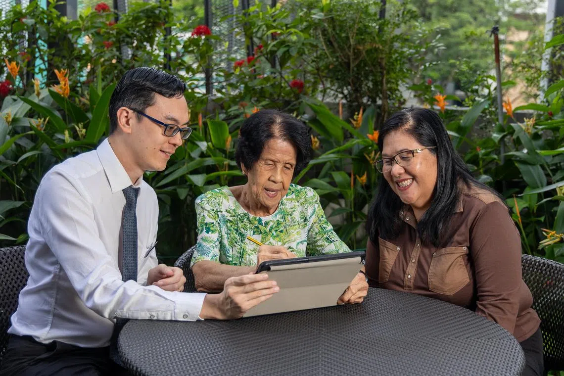 84岁的陈爱珠（中）透过PENSIEVE.AI成功确诊认知障碍症状，也正是失智症早期迹象。她因此能尽早开始接受干预和认知训练，也化解了与女儿洪琇玥之间的误会。图左为中央医院精神科医学高级顾问医生廖道明副教授，他也是新应用项目的主要负责人。（吴先邦摄）