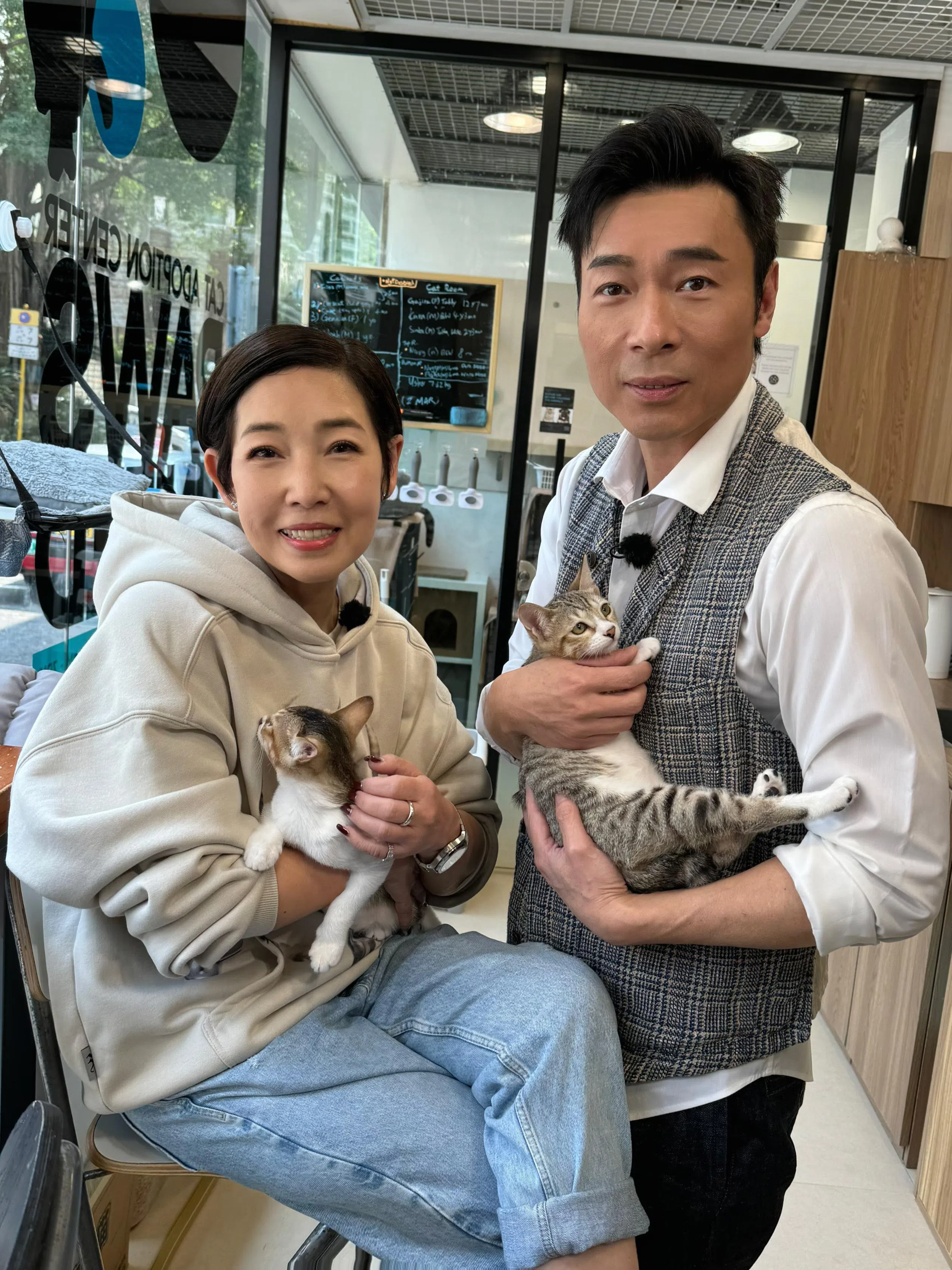 黎芷珊（左）与许志安私下是朋友，但仍须说服他敞开心房谈“安心事件”。（TVB提供）