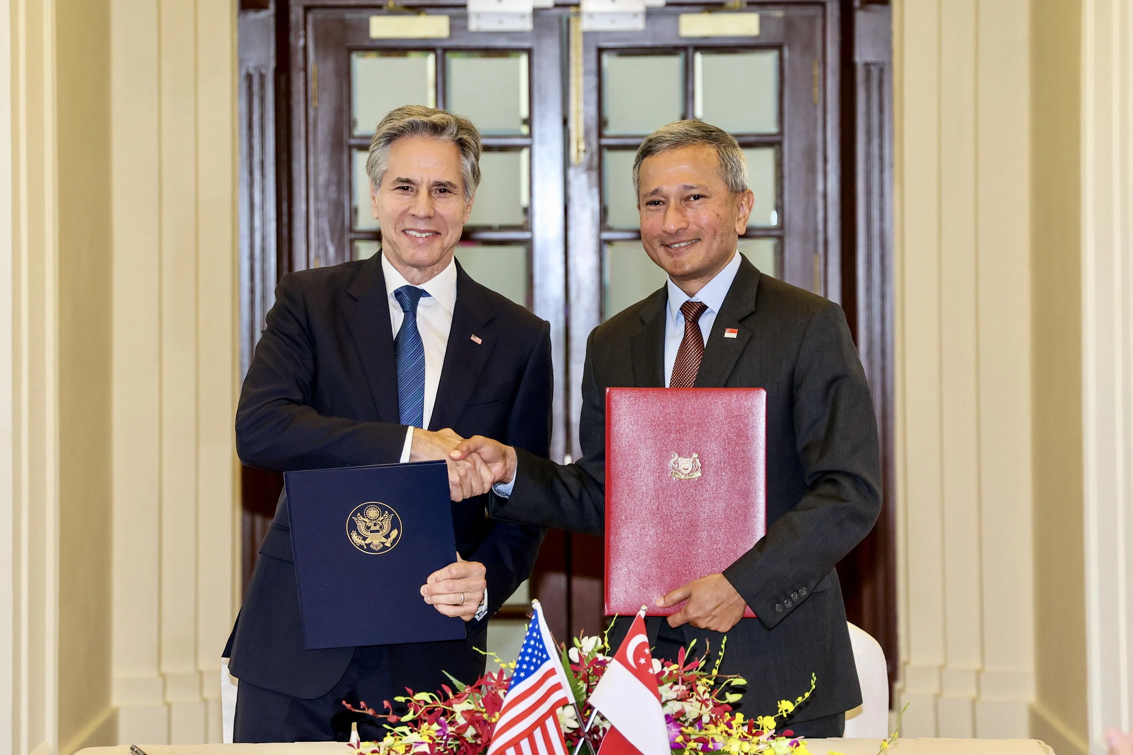 去年7月31日，我国外交部长维文医生（右）与美国时任国务卿布林肯签署关于民用核能的《123协定》。（档案照片）