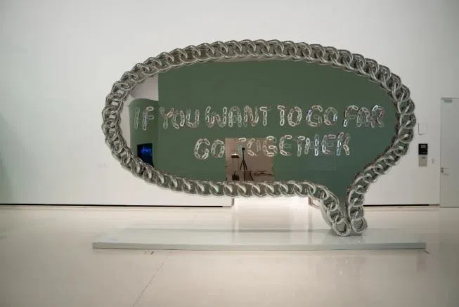 中国当代艺术家徐震的巨型装置《结伴才能行远》。（苏州工业园区管委会提供）