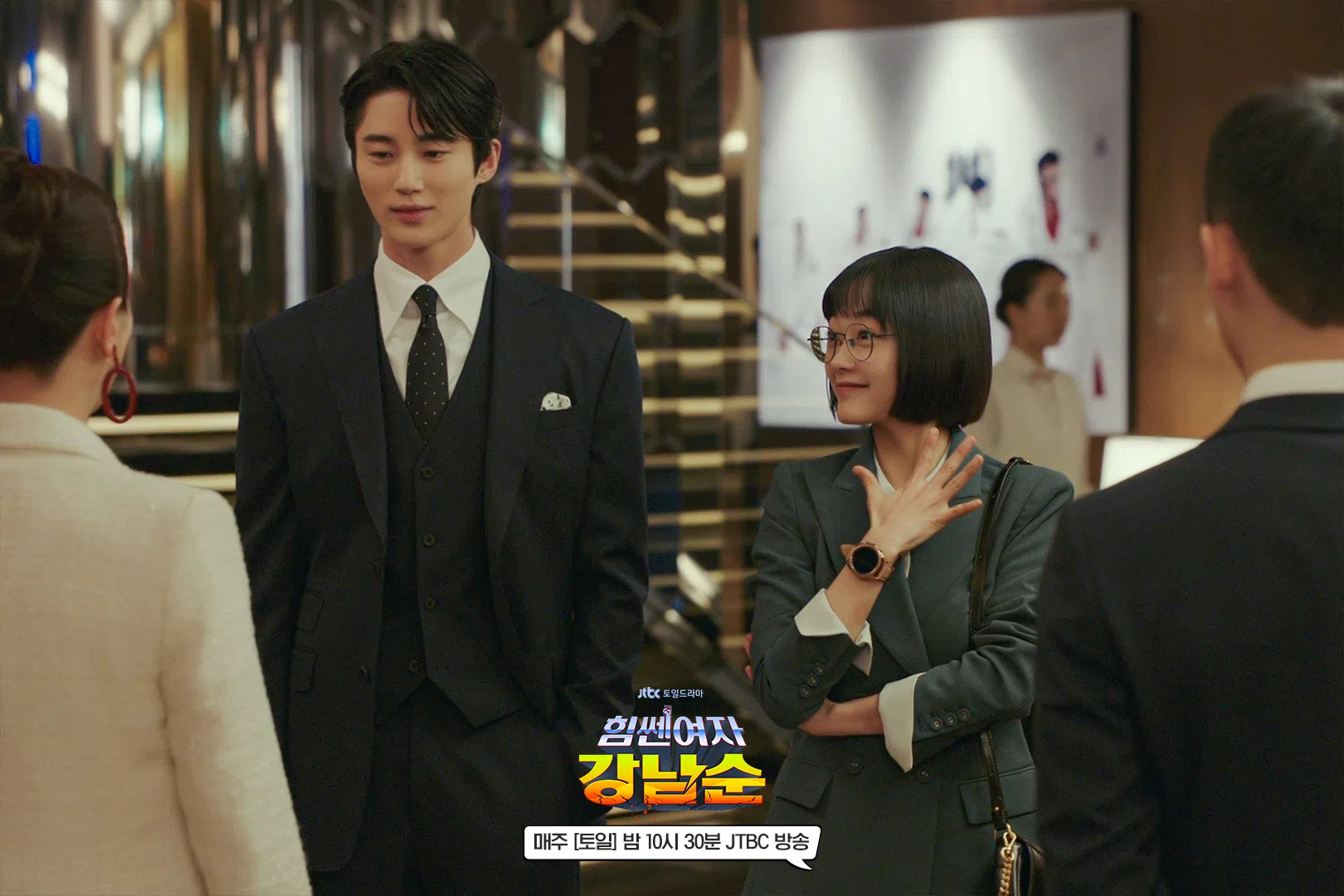 边佑锡（左）饰演反派角色，和李瑜美（右）的关系发展令人期待。（取自JTBC脸书）