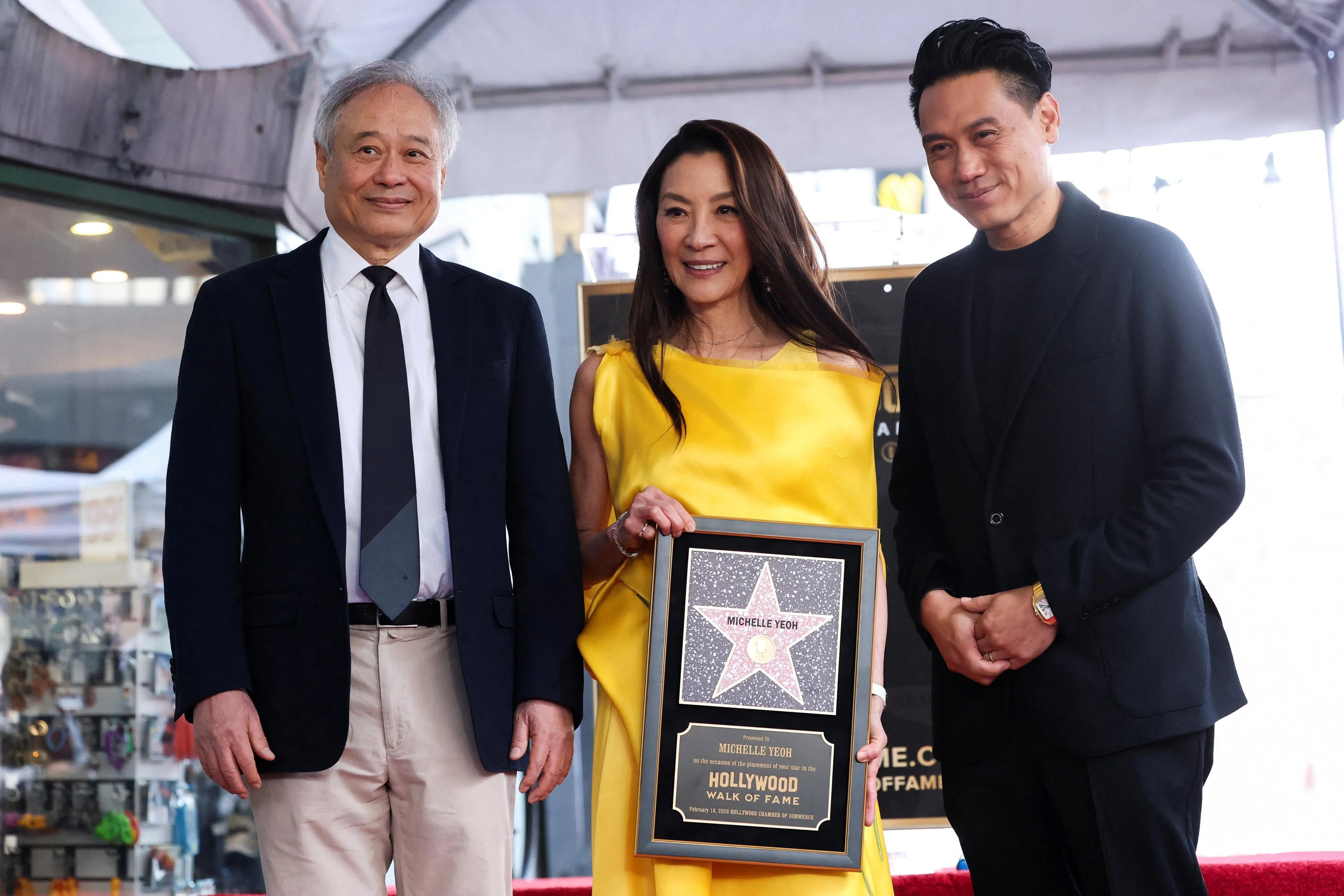 李安导演（左）和美国华裔导演朱浩伟（右）到场祝贺杨紫琼。（路透社）