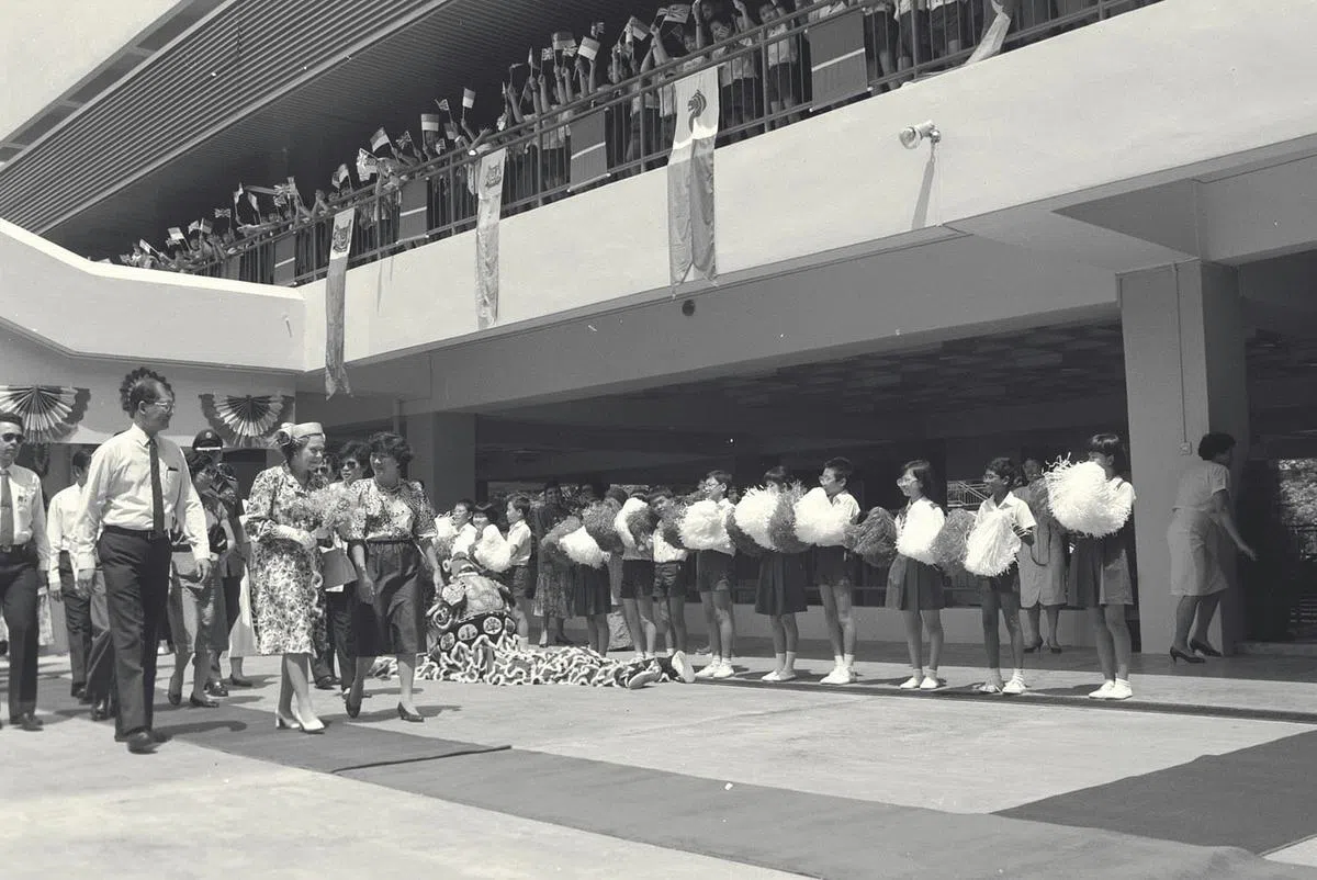 1989年10月10日，伊丽莎白女王参观城景小学，获近2000名学生热烈欢迎。学生们还特地准备了民族舞蹈和舞狮等表演项目。（档案照）