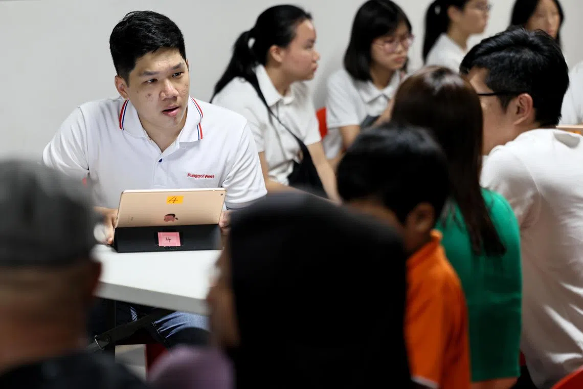 李昭逸在社区、学校和行业内，都是积极的志愿者。（龙国雄摄）